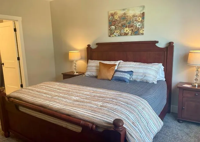 Main Floor 2 Bedroom Condo In Bettendorf