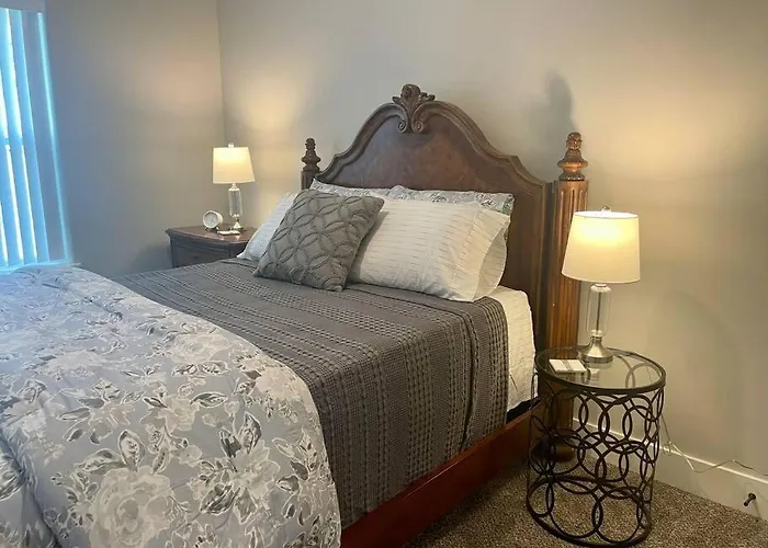 Main Floor 2 Bedroom Condo In Bettendorf