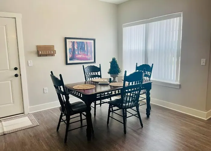 Main Floor 2 Bedroom Condo In Bettendorf