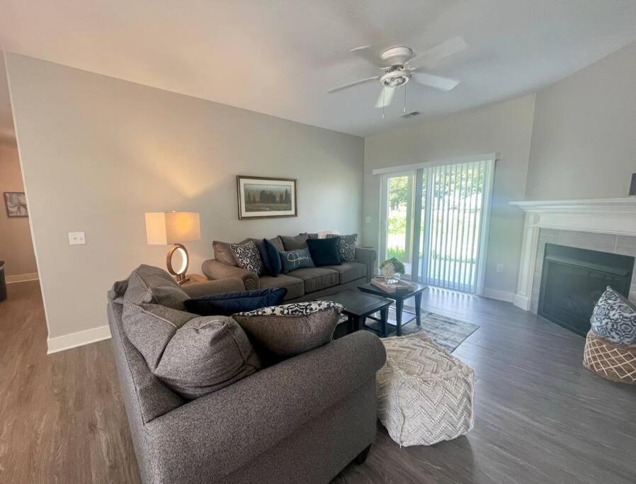 Main Floor 2 Bedroom In Apartment