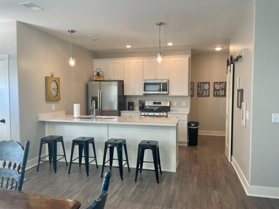 Main Floor 2 Bedroom In *