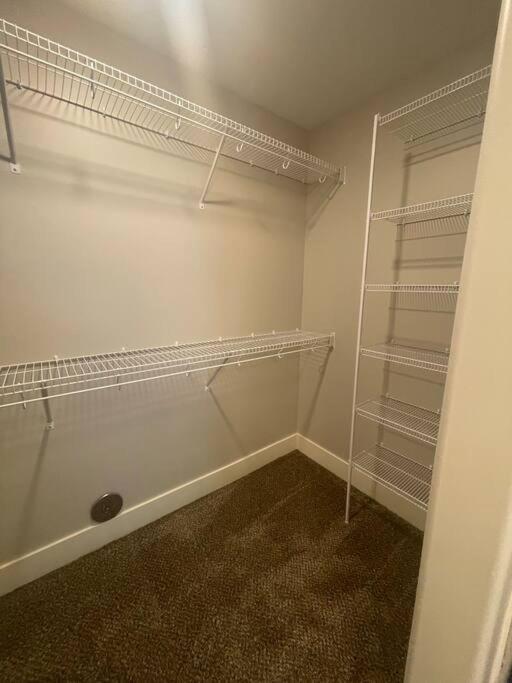 Main Floor 2 Bedroom In Apartment *