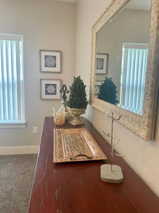 Apartment Main Floor 2 Bedroom In *